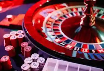 Antarmuka aplikasi mobile bantengmerah88 menampilkan menu utama dengan akses sportsbook, live casino, dan slot games