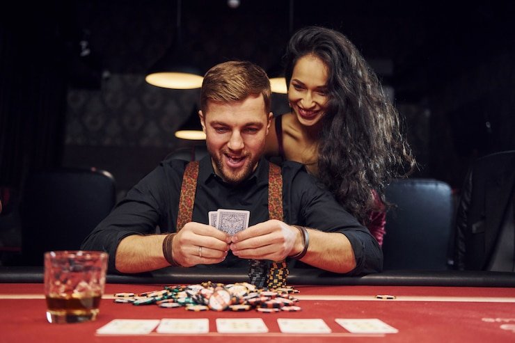 Feed video HD dari dealer Live Roulette di studio bantengmerah88 dengan roda roulette yang terlihat jelas